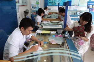 Chụp ảnh khách hàng đăng ký thông tin thuê bao di động: “Cái chuôi” của nhà quản lý?