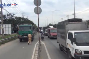 TP HCM: Xe ben chuyển làn gây tai nạn, 1 người gãy xương đùi