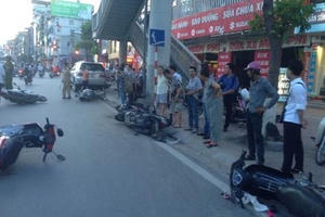 Tai nạn kinh hoàng: Fortune "đốn ngã" hàng loạt xe máy