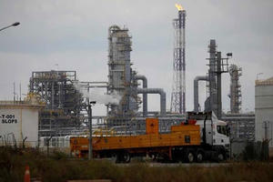 Giá dầu giảm nhẹ do tâm lý hoài nghi về cam kết giảm nguồn cung của OPEC+