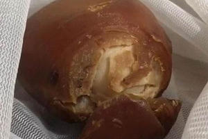 Làm thịt con gà không đẻ nhiều năm, chủ 'vớ bẫm' kho báu trong bụng