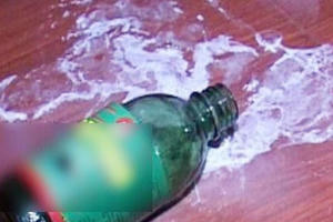 Sau khi ân ái, chồng ép vợ uống thuốc diệt cỏ