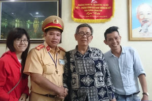 CSGT Đội 1 giúp một du khách nước ngoài bị lạc về đoàn tụ với gia đình CSGT Đội 1 giúp một du khách nước ngoài bị lạc về đoàn tụ với gia đình