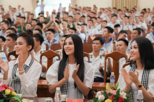 Hoa hậu Tiểu Vy phải khoan, đục đá khi làm dự án nhân ái