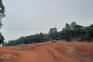 Vĩnh Phúc: “Đất tặc” thi nhau moi múc đất lâm nghiệp, cả quả đồi bị “băm vạt”