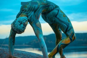 Sửng sốt với hình ảnh mẫu nữ khỏa thân giữa mùa thu