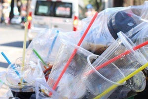 “Ô nhiễm trắng” vì đồ uống take away