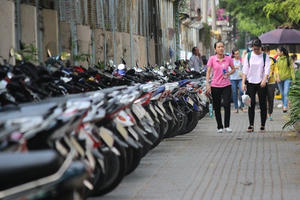 Bản tin Kinh tế Plus: Hà Nội tăng phí thuê vỉa hè, giá gửi xe