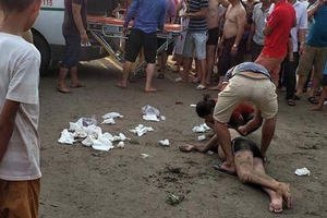 Nghệ An: Chồng tử vong khi lao ra biển cứu vợ bị sóng cuốn trôi