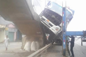 Hưng Yên: Xe tải mất lái hất tung lan can, nằm vắt vẻo trên thành cầu