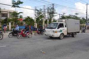 Quảng Ngãi: Băng qua đường, cụ bà 78 tuổi bị xe tải tông tử vong