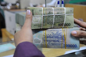 Lãi suất gửi tiết kiệm lại tiếp tục giảm