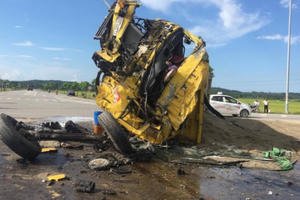 Nghệ an: Xe tải nát bét sau cú va chạm kinh hoàng tại ngã tư