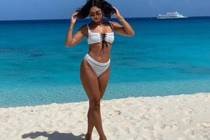 Vanessa Hudgens nóng bỏng 'nảy lửa' với áo tắm nhỏ xíu