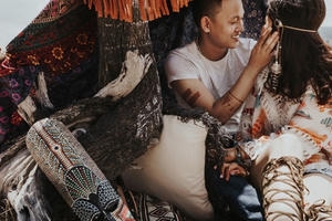 Trò chuyện với cặp đôi sở hữu bộ ảnh cưới đến từ "bộ lạc da đỏ"