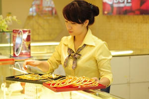 Giá vàng chiều 3/10: Vàng SJC đứng ở ngã ba đường