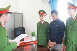 Tạm giam “nghịch tử” phóng hỏa đốt cả chuồng gia súc của gia đình vì cãi nhau với mẹ