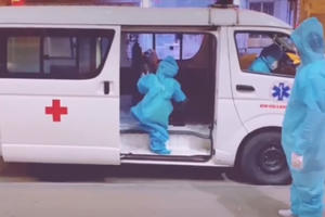 "Chiến binh" 5 tuổi, một mình lên xe đi điều trị Covid-19