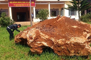 Cận cảnh tảng đá 20 tấn nghi khoáng sản cực quý ở Lâm Đồng