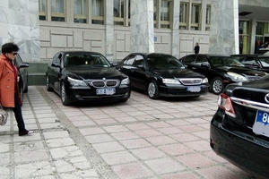 Thứ trưởng bắt taxi đi làm, xe chức danh và tài xế sẽ về đâu?