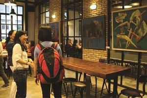 Đem tranh ra… quán cà phê Đem tranh ra… quán cà phê