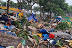 Xe đầu kéo mất lái đâm vào chòi nước lúc nửa đêm khiến 1 người tử vong