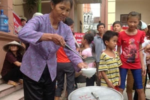 Vụ “Nhận án tù vì… nấu cháo trong sân UBND xã”: Khởi tố dân để trốn… xử lý sai phạm khủng?!