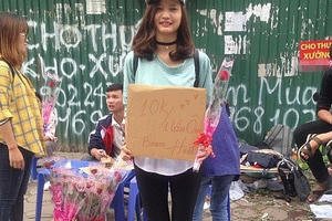 Độc đáo ý tưởng kinh doanh ngày 20/10: Mua 1 cái ôm được tặng thêm hoa