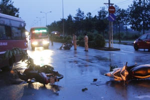 Say xỉn gây tai nạn liên hoàn trong Làng Đại học
