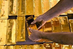 Giá vàng hôm nay 22/12: Đồng USD mạnh lên đẩy giá vàng trượt dốc