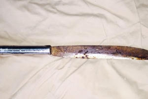 Học sinh cá biệt vác dao chém thầy giáo ngay tại phòng làm việc