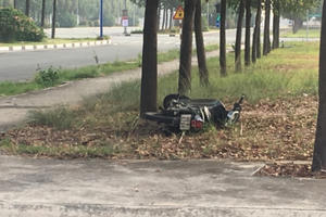 Bình Dương: Tông vào trụ đèn chiếu sáng, nam thanh niên tử vong