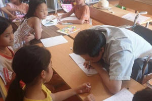 Nghị lực phi thường của người thầy giáo viết chữ bằng miệng