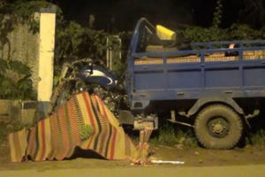 TP HCM: Xe ba gác lao vào tường rào, một người thiệt mạng