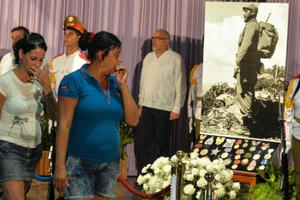 Người dân Cuba ký lời thề bảo vệ thành quả cách mạng với ông Fidel Castro