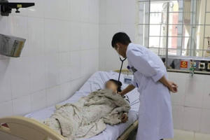 Sưởi ấm bằng than trong phòng kín, 2 bà cháu nhập viện cấp cứu