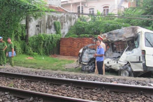Tin tai nạn giao thông: Tàu hỏa tông ô tô, kéo lê 200m
