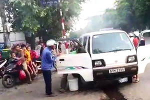 Giải cứu 10 học sinh trên xe ô tô bốc khói nghi ngút