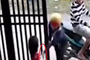 [Clip]: Đôi nam nữ táo tợn cướp điện thoại của bé gái trước cửa nhà