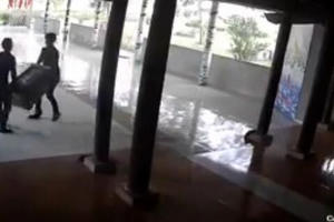 Hai thanh niên ngang nhiên vào chùa "rinh" cả hòm công đức