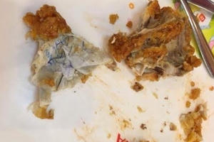 Khách hàng tố gà rán của Lotteria có “nhân” là... phiếu gửi xe?