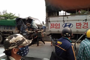 Quảng Nam: Xe tải nát cabin sau cú tông đuôi xe chạy trước