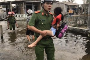 Thừa Thiên Huế cảnh báo người dân không ra khỏi nhà do mức độ nguy hiểm của bão số 9