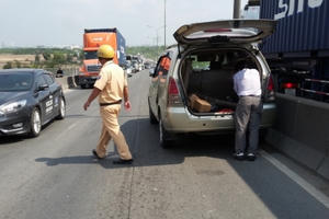 Bị xe tải húc, ô tô xoay 180 độ trên cầu Phú Mỹ Bị xe tải húc, ô tô xoay 180 độ trên cầu Phú Mỹ