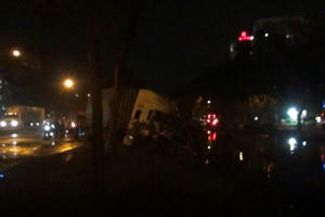 TP HCM: Triều cường dâng cao gây ngập đường, hai xe container lao xuống mương nước