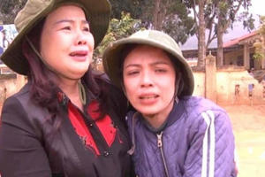 Khóc những trang vở bị lũ cuốn trôi