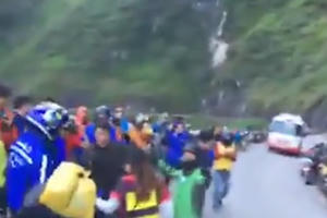 Hàng trăm "phượt thủ" mở nhạc, nhảy tưng bừng trên đỉnh Mã Pí Lèng gây tranh cãi