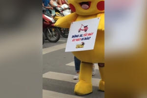 Hà Nội: Đang tuyên truyền về giao thông, Pikachu bị đâm ngã ngay trên phố