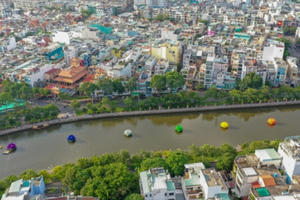 "Bảy hoa sen dưới chân Đức Phật"