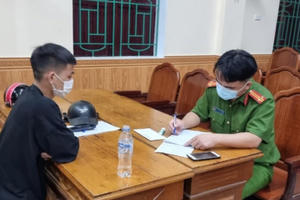 Lợi dụng mưa lớn hai thanh niên phi xe máy “thông chốt” kiểm soát dịch